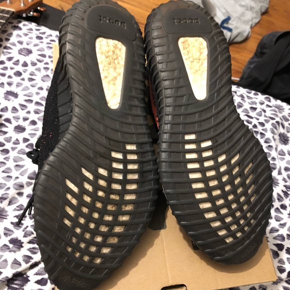 Yeezy 350 v2 red stripes - Picture 3 of 4